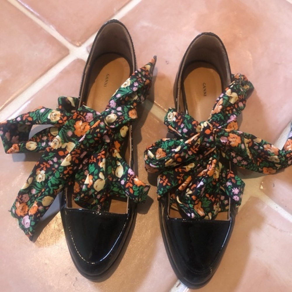 Taking offers! Gianni flats size 39